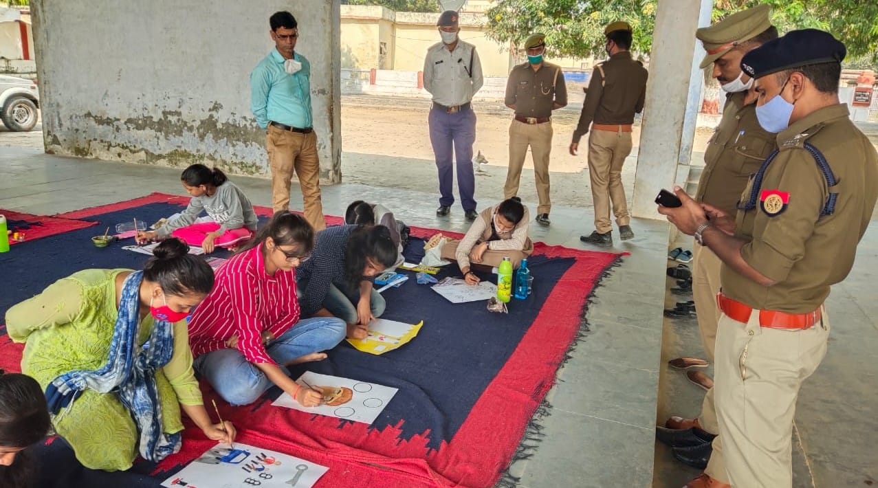 पुलिस लाइन में यातायात पर आयोजित चित्रकला प्रतियोगिता में भाग लेते प्रतिभागी। पुलिस लाइन में यातायात पर आयोजित चित्रकला प्रतियोगिता में भाग लेते प्रतिभागी।
