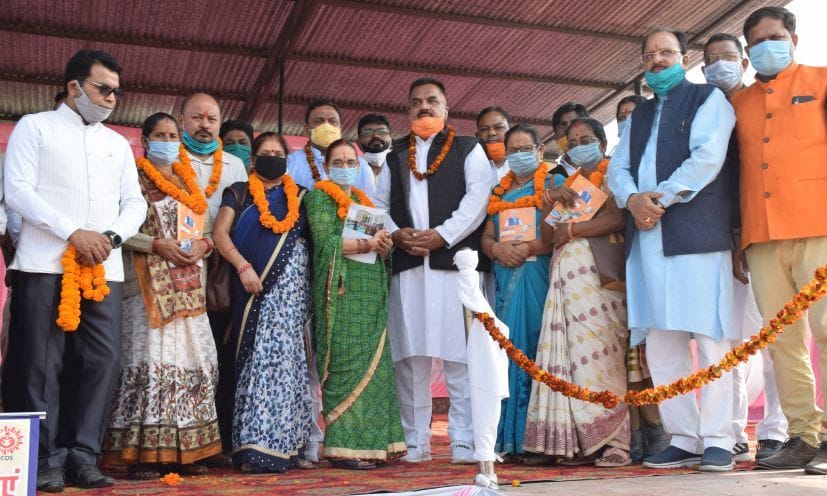 रुद्रपुर पुलिस लाइन में राज्य आंदोलनकारियों का सम्मान करते अतिथि। रुद्रपुर पुलिस लाइन में राज्य आंदोलनकारियों का सम्मान करते अतिथि।