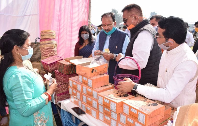 रुद्रपुर पुलिस लाइन में लगे स्टॉलों का निरीक्षण करते सांसद अजय भट्ट, विधायक व डीएम। रुद्रपुर पुलिस लाइन में लगे स्टॉलों का निरीक्षण करते सांसद अजय भट्ट, विधायक व डीएम।