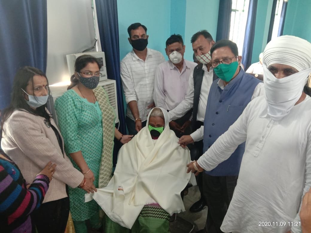 खटीमा में राज्य स्थापना दिवस पर शहीदों के परिजनों को शाल ओढ़ाकर सम्मानित करती एसडीएम निर्मला बि? खटीमा में राज्य स्थापना दिवस पर शहीदों के परिजनों को शाल ओढ़ाकर सम्मानित करती एसडीएम निर्मला बि?