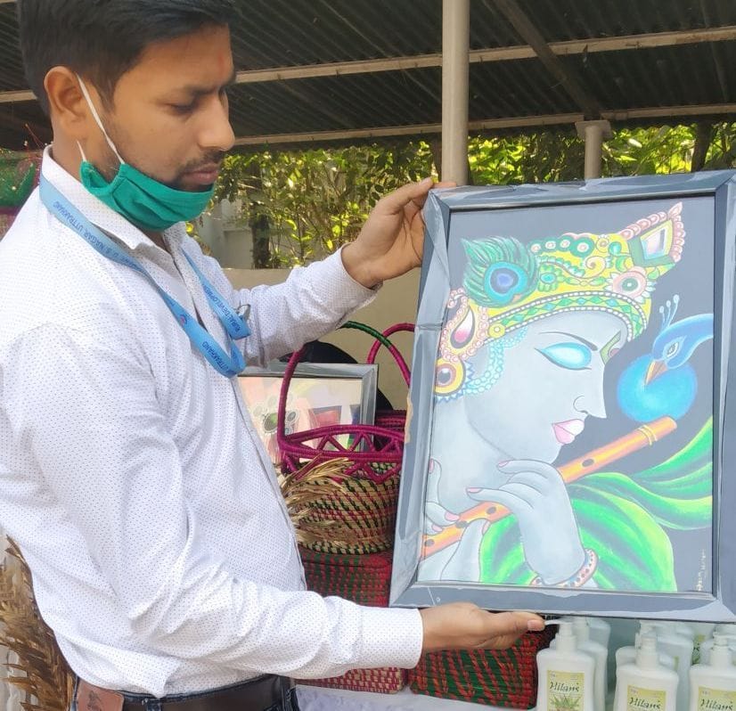 मूक बधिर बच्चों द्वारा बनाई गई पेंटिंग दिखाता समूह सदस्य। मूक बधिर बच्चों द्वारा बनाई गई पेंटिंग दिखाता समूह सदस्य।