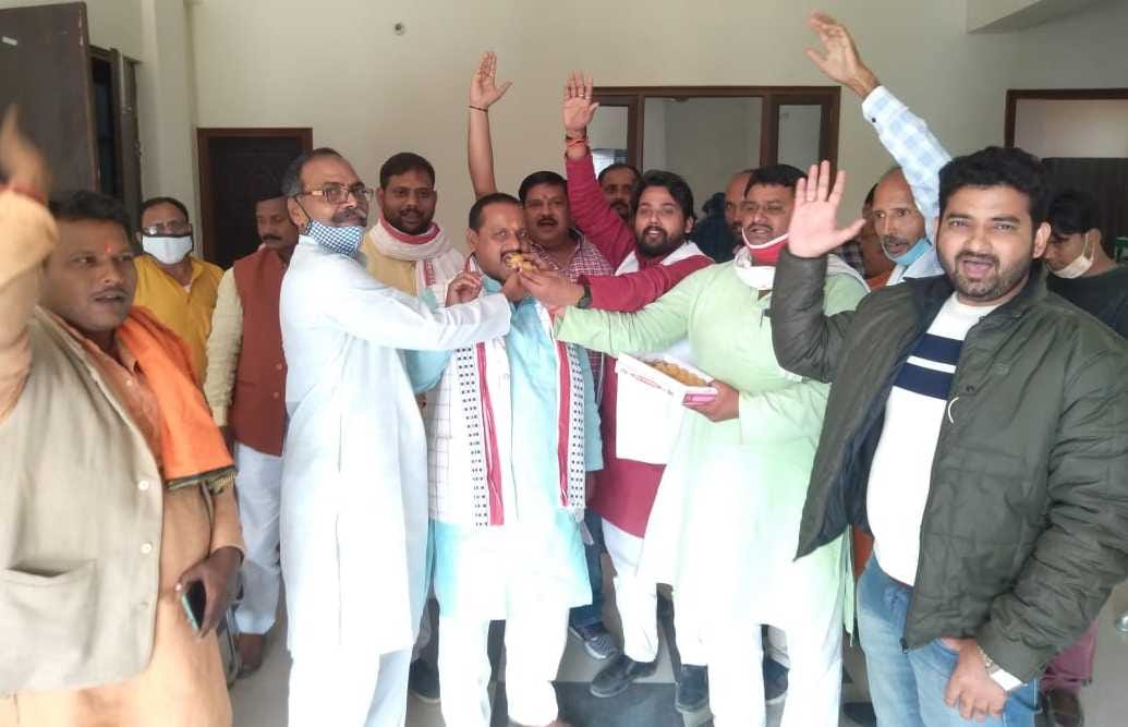 बिहार में जीत पर भाजपा जिलाध्यक्ष आजमगढ़ सदर ध्रुव सिंह को मिठाई खिलाते कार्यकर्ता।