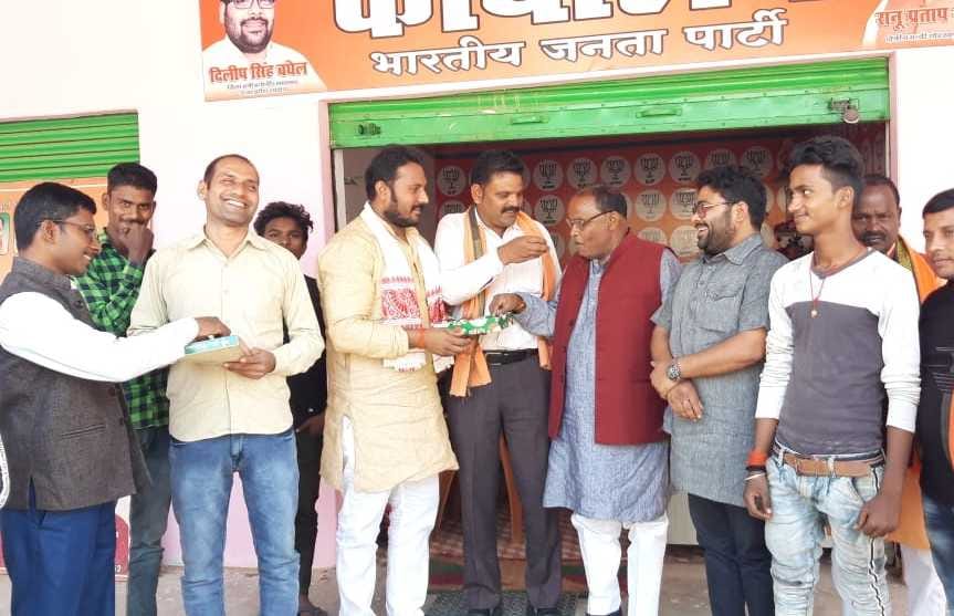 माहुल में एक-दूसरे को मिठाई खिलाते भाजपा के कार्यकर्ता।