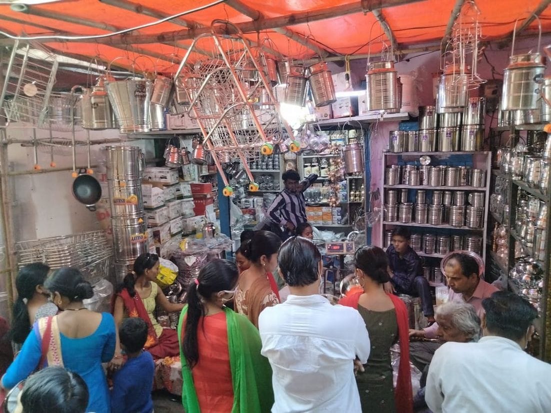कशीपुर मुख्य बाजार में धनतेरस पर बर्तनों की खरीदारी करते लोग। कशीपुर मुख्य बाजार में धनतेरस पर बर्तनों की खरीदारी करते लोग।