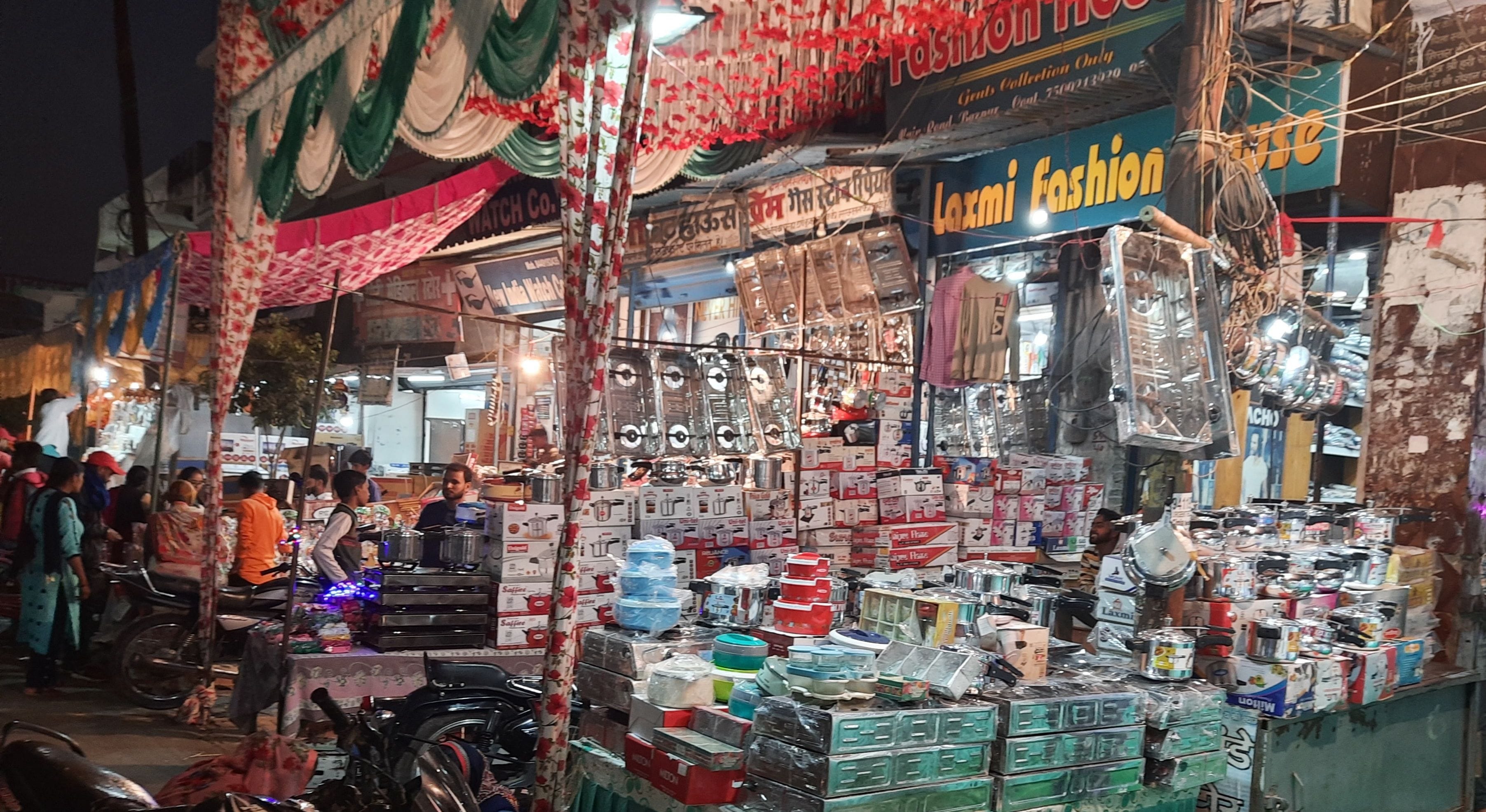 बाजपुर में धनतेरस पर सजा बाजार । बाजपुर में धनतेरस पर सजा बाजार ।