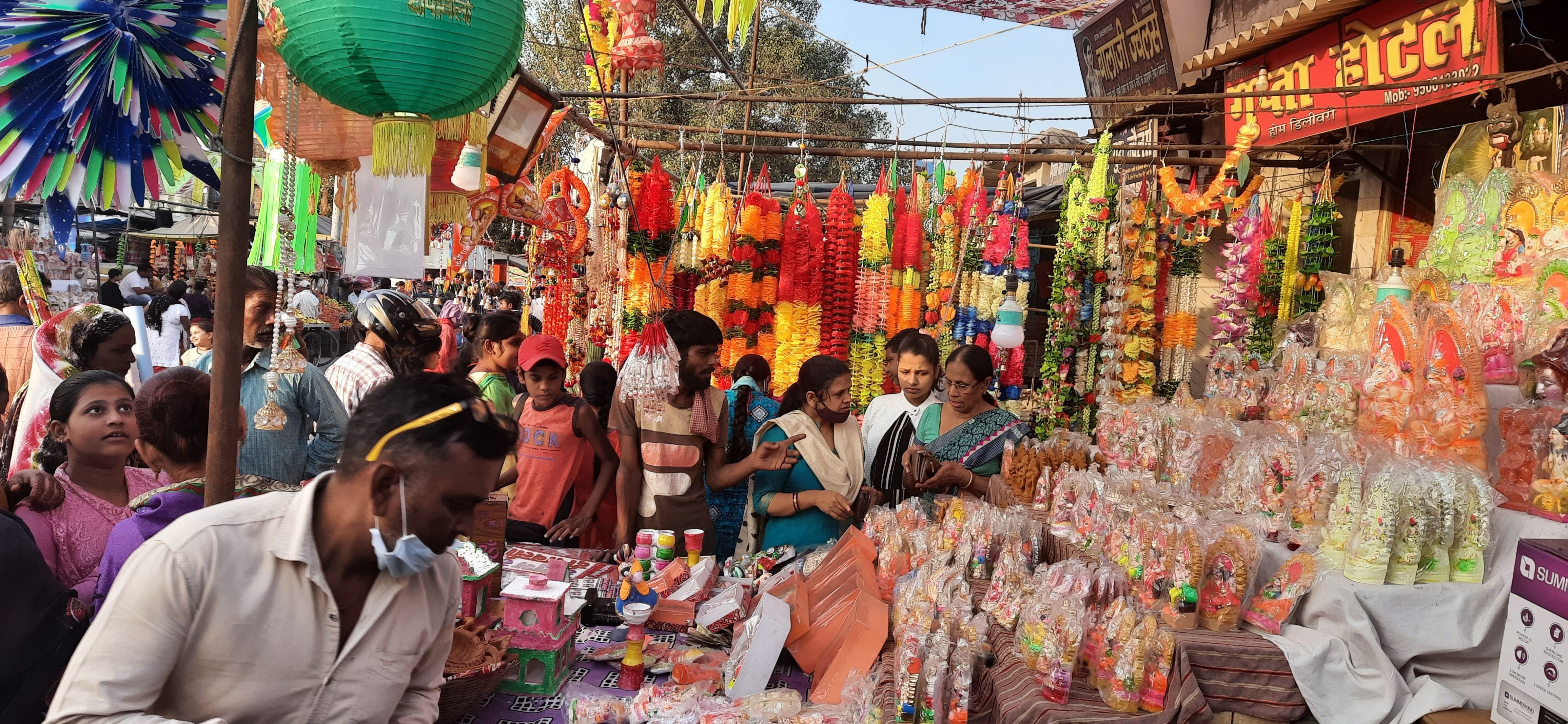 किच्छा बाजार में खरीदारी करते लोग। किच्छा बाजार में खरीदारी करते लोग।