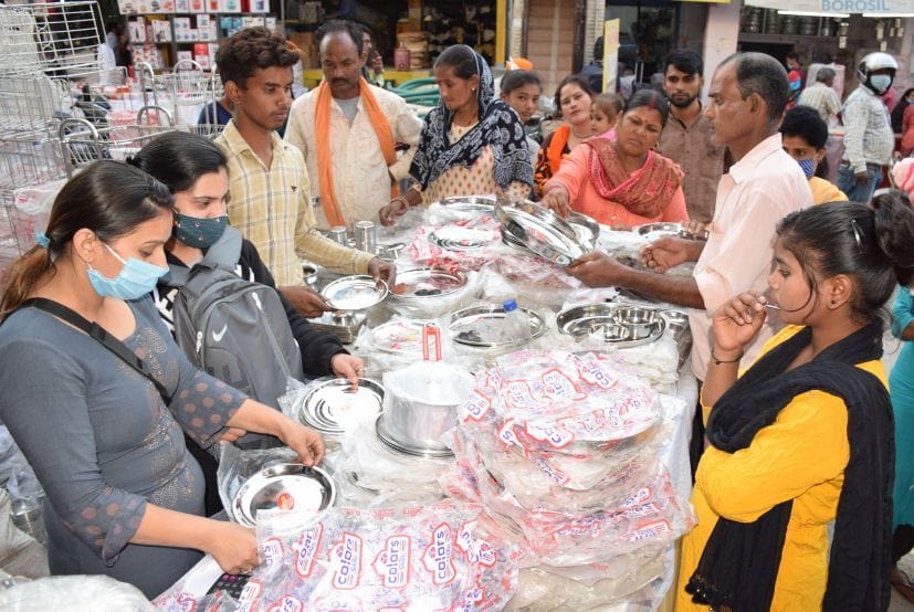 रुद्रपुर के मुख्य बाजार में धनतेरस पूजा के लिए बर्तन खरीदते लोग। रुद्रपुर के मुख्य बाजार में धनतेरस पूजा के लिए बर्तन खरीदते लोग।