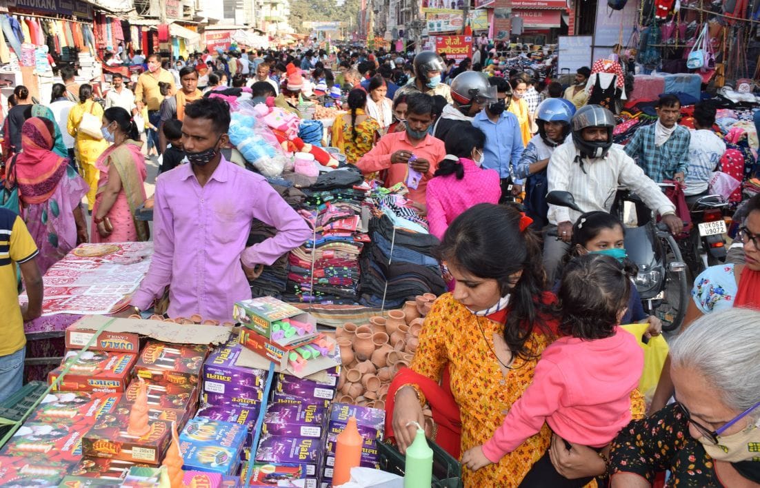 रुद्रपुर के मुख्य बाजार में खरीदारों की भीड़। रुद्रपुर के मुख्य बाजार में खरीदारों की भीड़।
