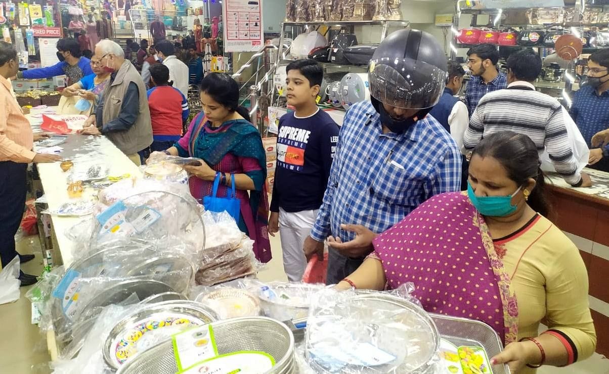 बर्तन की दुकान पर खरीदारी करते ग्राहक बर्तन की दुकान पर खरीदारी करते ग्राहक