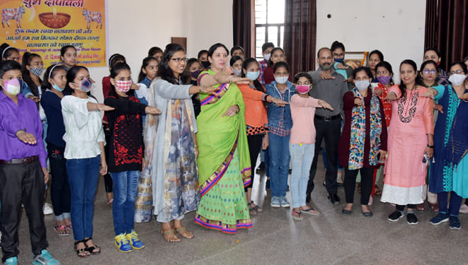 एक युद्ध पटाखो के विरूद केएलजी स्कूल में शपथ ग्रहण करते छात्र छात्राएं व शिक्षक एक युद्ध पटाखो के विरूद केएलजी स्कूल में शपथ ग्रहण करते छात्र छात्राएं व शिक्षक