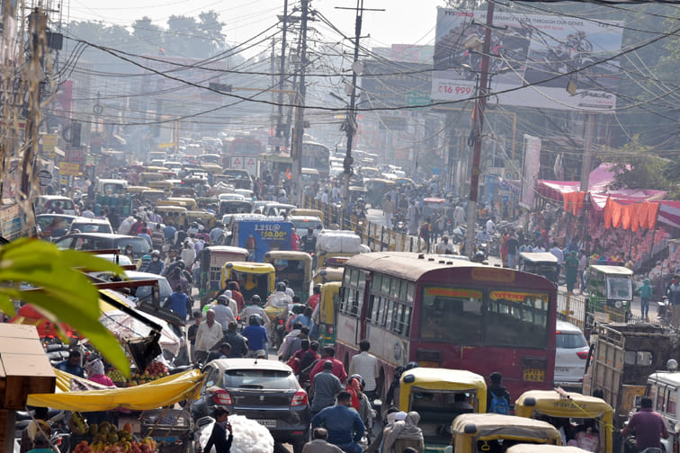 सहारनपुर में त्योहारो के चलते कोर्ट रोड़ से लेकर दिल्ली रोड़ तक लगा जाम