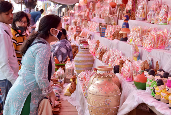कोर्ट रोड़ पर दीपावली पर भगवान की मूर्ति खरीदती महिलाएं