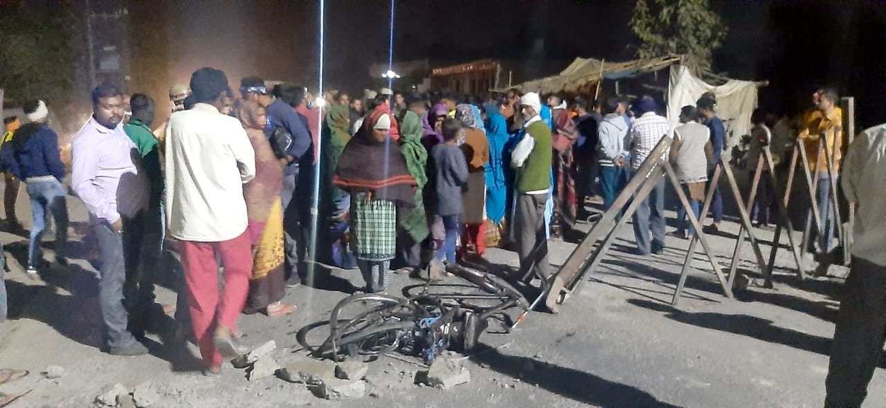नहटौर में सड़क दुर्घटना में किशोर की मौत के विरोध में जाम लगाते परिजन और ग्रामीण।