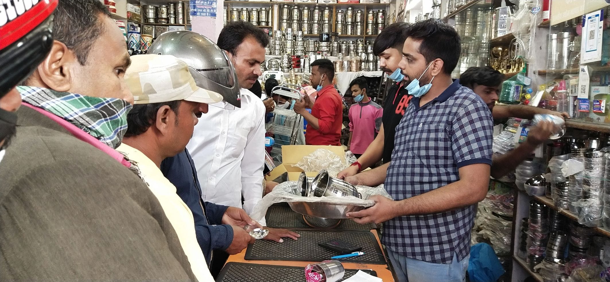 सितारगंज में धनतेरस पर खरीदारी करते लोग। सितारगंज में धनतेरस पर खरीदारी करते लोग।
