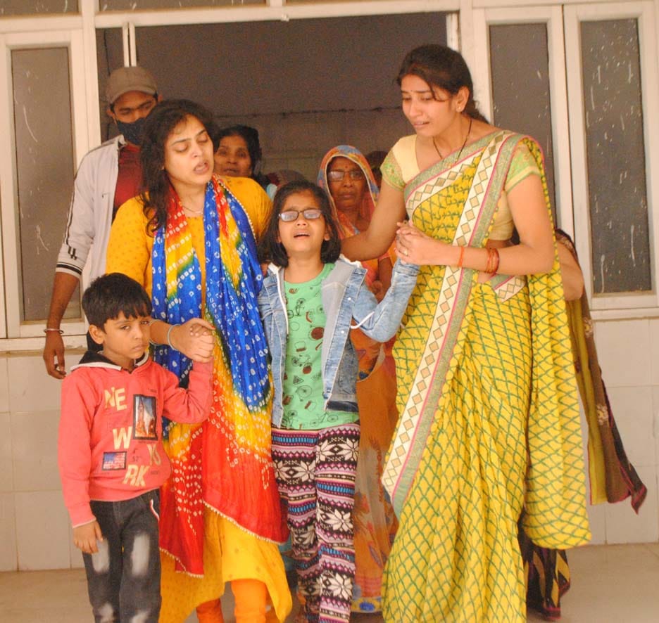फोटो - 13- इंजीनियर पति की मौत के बाद रोते बिलखते बच्चों को गमगीन अवस्था में संभालती पत्नी शालिनी। फोटो - 13- इंजीनियर पति की मौत के बाद रोते बिलखते बच्चों को गमगीन अवस्था में संभालती पत्नी शालिनी।