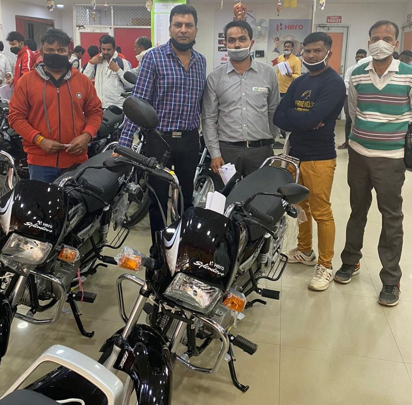 हीरो मोटर्स पर अभिनय कुच्छल ग्राहकों को बाइक की चॉबी देते हुए। हीरो मोटर्स पर अभिनय कुच्छल ग्राहकों को बाइक की चॉबी देते हुए।