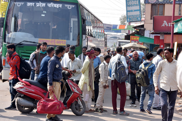 ोड़वेज बस अड़डे पर बस पकड़ते यात्री