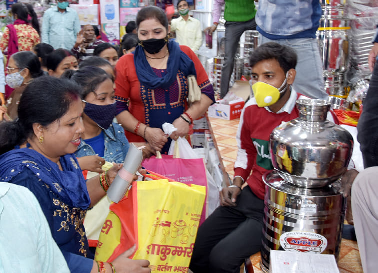 नये बाजार में धनतेरस पर बर्तन खरीदती महिलाएं नये बाजार में धनतेरस पर बर्तन खरीदती महिलाएं