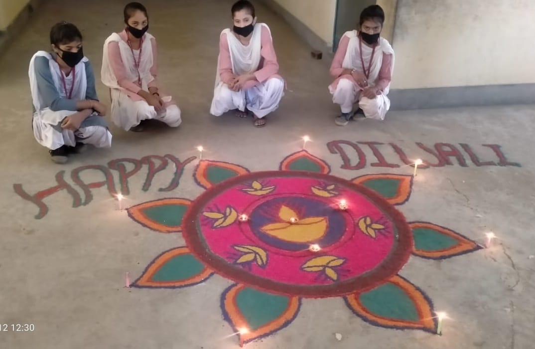 चौसाना के ज्योतिबा फूले इंटर कॉलेज में रंगोली बनाती छात्राएं चौसाना के ज्योतिबा फूले इंटर कॉलेज में रंगोली बनाती छात्राएं