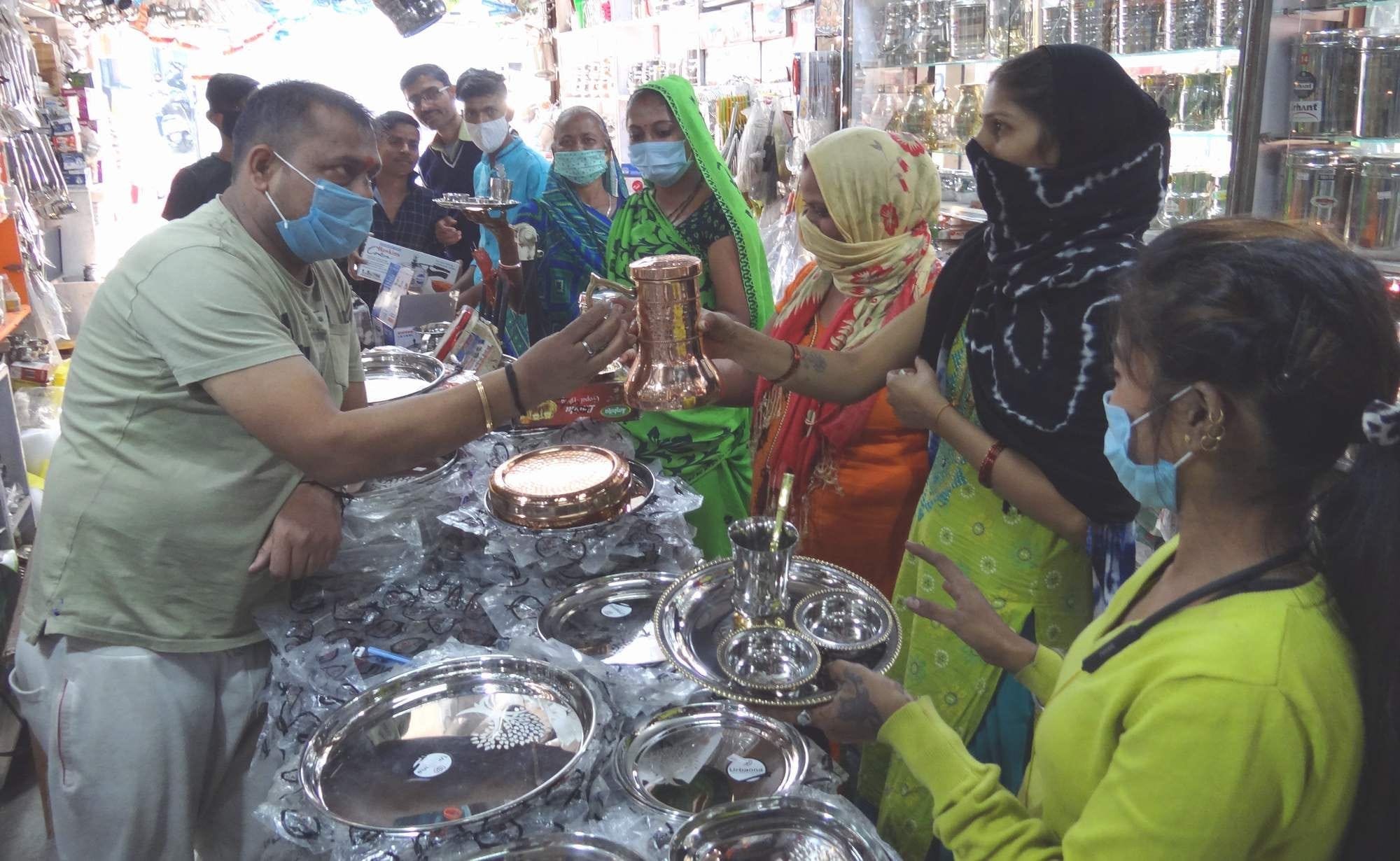 बाजारों में धनतेरस पर वर्तनों की खरीदारी करते लोग। बाजारों में धनतेरस पर वर्तनों की खरीदारी करते लोग।