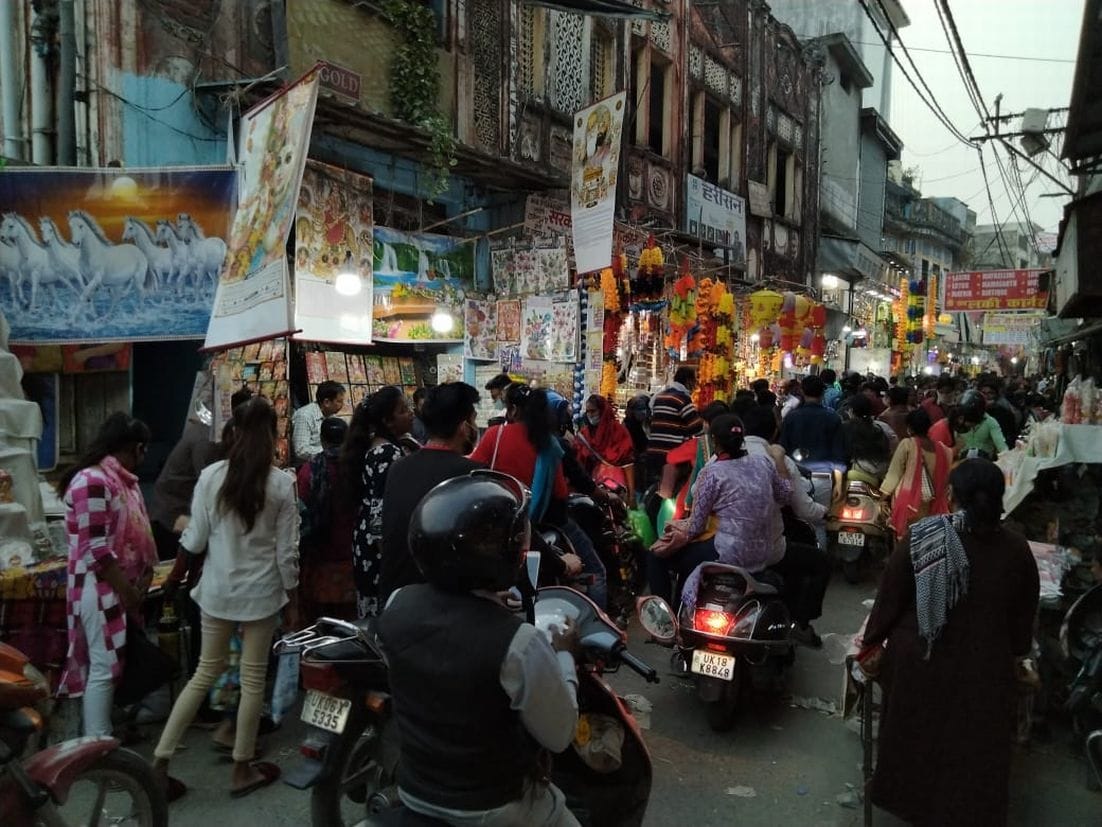 काशीपुर बाजार में खरीदारी करते लोग। काशीपुर बाजार में खरीदारी करते लोग।