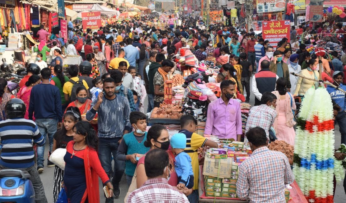 रुद्रपुर के मुख्य बाजार में लगी खरीदारों की भीड़। रुद्रपुर के मुख्य बाजार में लगी खरीदारों की भीड़।