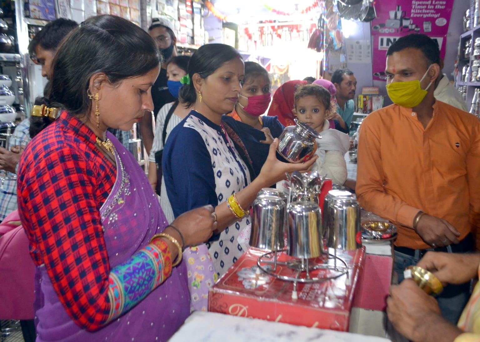 धनतेरस पर बर्तन खरीदती महिलाएं। संवाद धनतेरस पर बर्तन खरीदती महिलाएं। संवाद