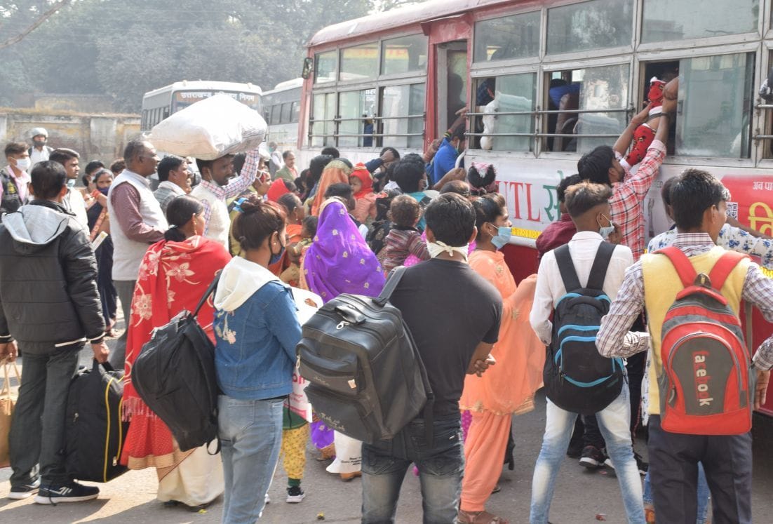 रुद्रपुर रोडवेज स्टेशन में बस में चढ़ने की मशक्कत करते यात्री। रुद्रपुर रोडवेज स्टेशन में बस में चढ़ने की मशक्कत करते यात्री।
