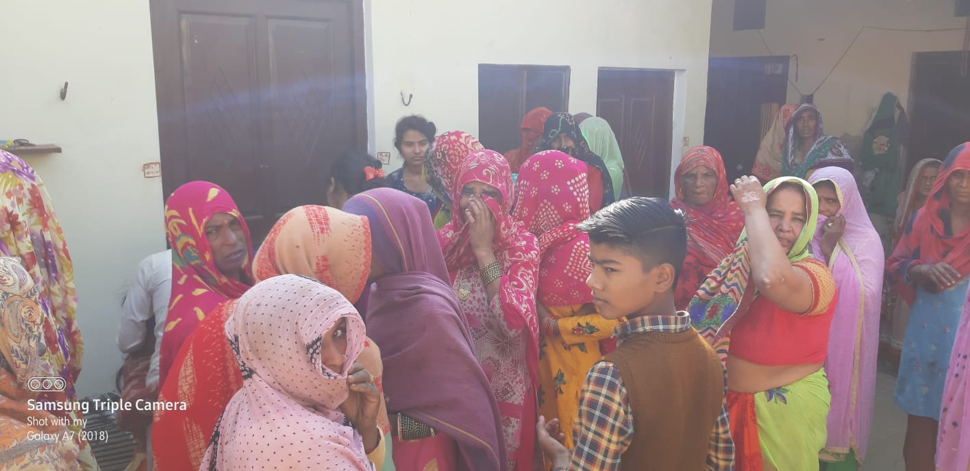 बालक की मौत के बाद गमजदा परिजन व ग्रामीण। बालक की मौत के बाद गमजदा परिजन व ग्रामीण।