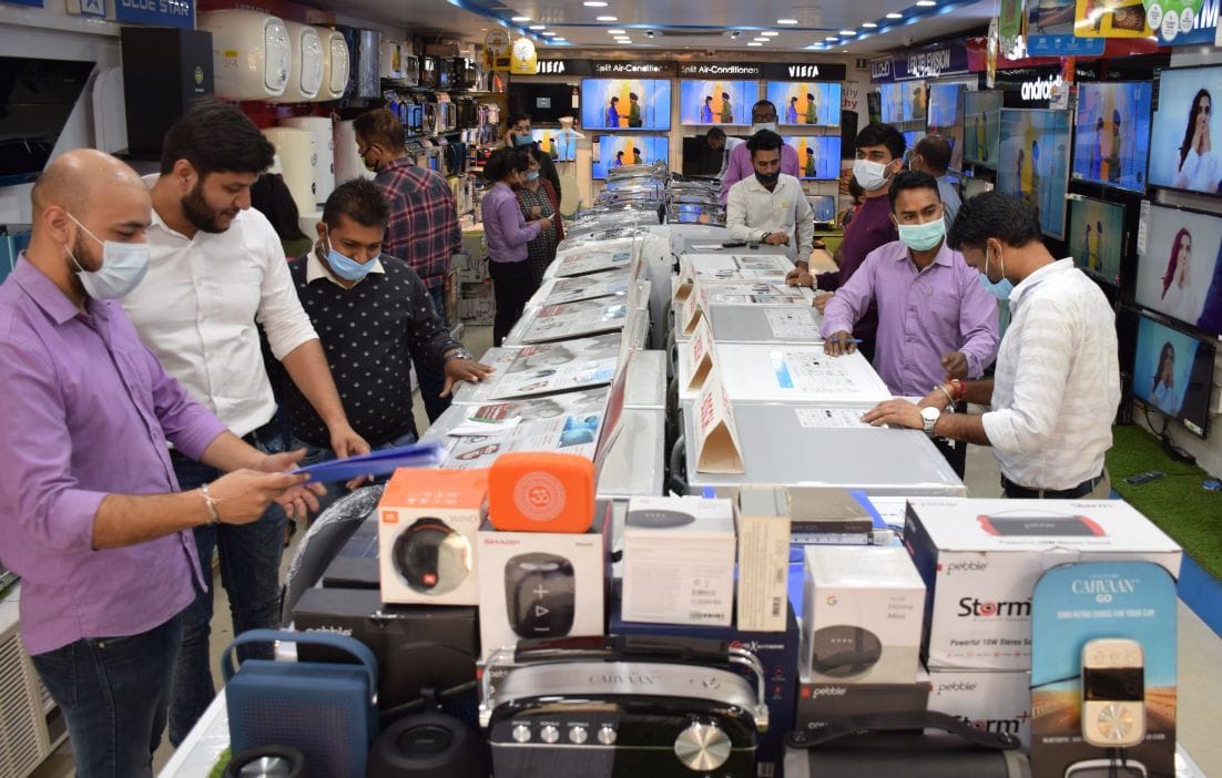 रुद्रपुर के एक इलेक्ट्रॉनिक शोरूम में खरीदारी करते लोग। रुद्रपुर के एक इलेक्ट्रॉनिक शोरूम में खरीदारी करते लोग।
