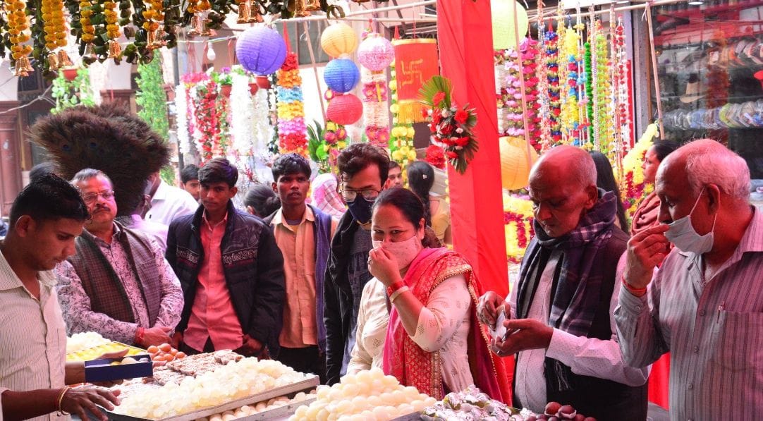 नई मंडी में मिठाई की खरीददारी करती महिलाएं। नई मंडी में मिठाई की खरीददारी करती महिलाएं।