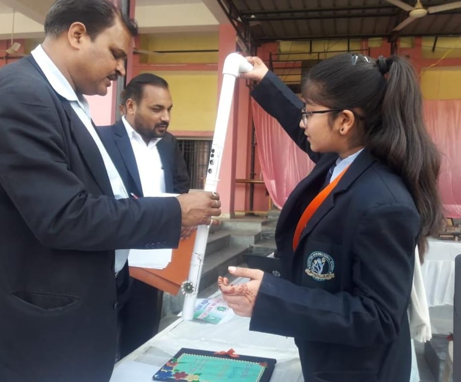 शामली के छात्रा अवनी प्रोजेक्ट के बारे में जानकारी देती। फाइल फोटो शामली के छात्रा अवनी प्रोजेक्ट के बारे में जानकारी देती। फाइल फोटो