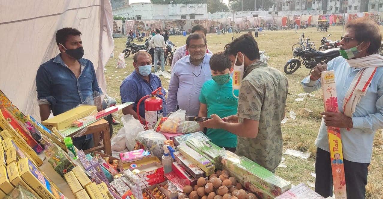 शहर के मुख्य चौक क्षेत्र से दीपावली के अवसर पर भगवान गणेश लक्ष्मी  की मुर्तियों की खरिदारी करते ल?