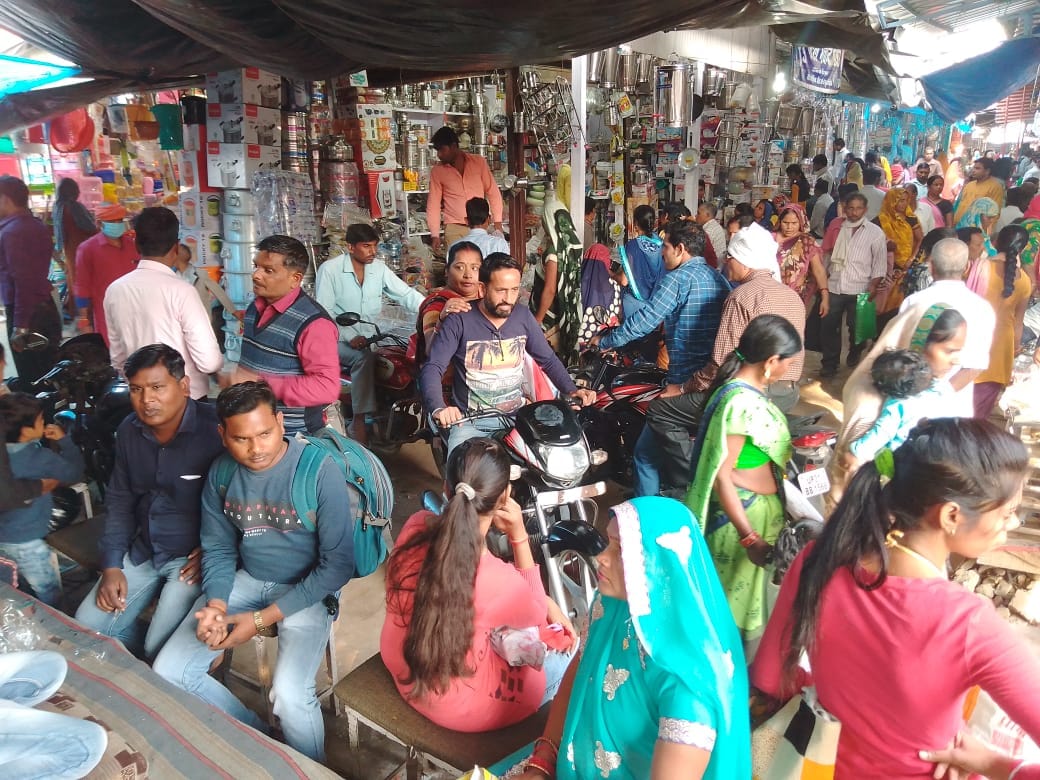 गोला के बर्तन बाजार में लगी भीड़। गोला के बर्तन बाजार में लगी भीड़।