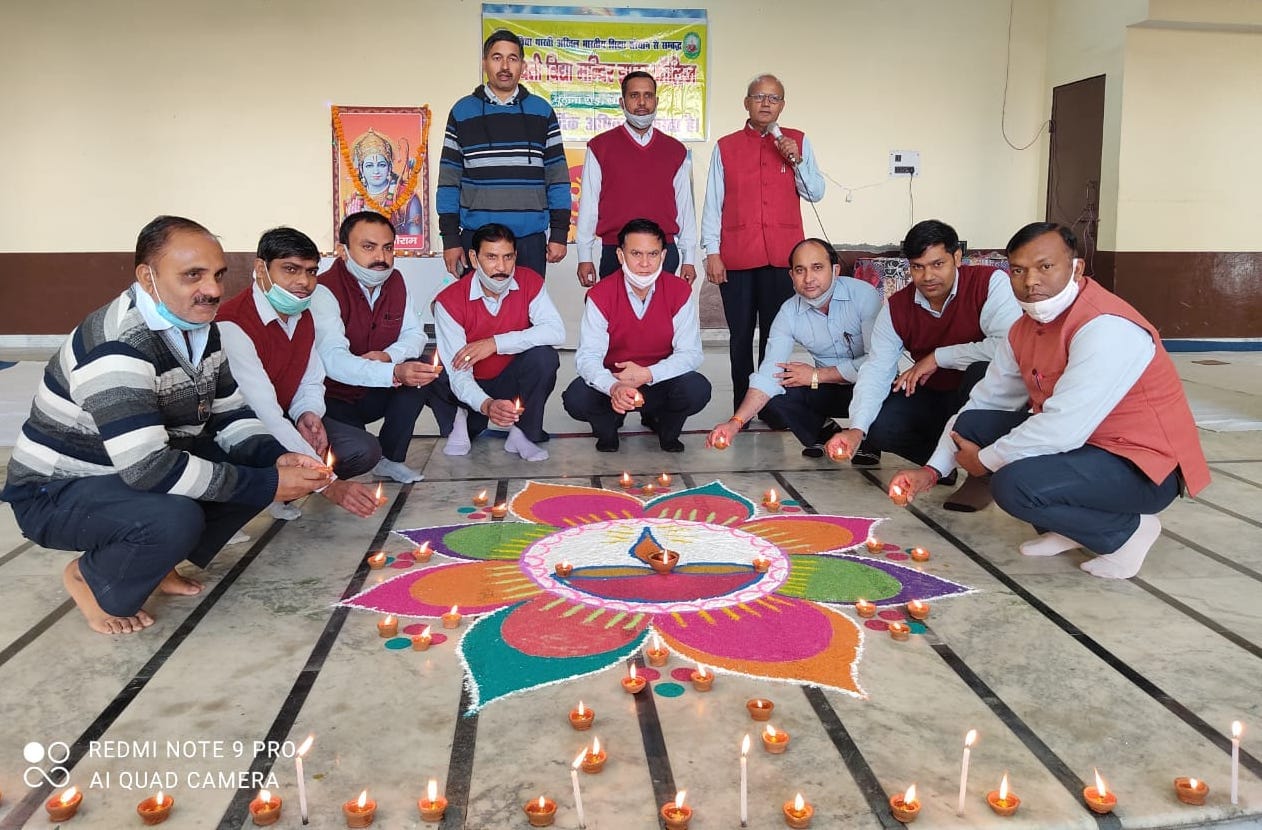 शामली सरस्वती विद्या मन्दिर इटंर कालेज में रंगोली बनाते शिक्षक शामली सरस्वती विद्या मन्दिर इटंर कालेज में रंगोली बनाते शिक्षक