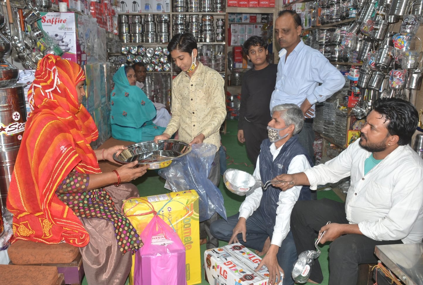 शामली दीपावली व धनतेरस पर बर्तनो की खरिदारी करती महिलाएं शामली दीपावली व धनतेरस पर बर्तनो की खरिदारी करती महिलाएं