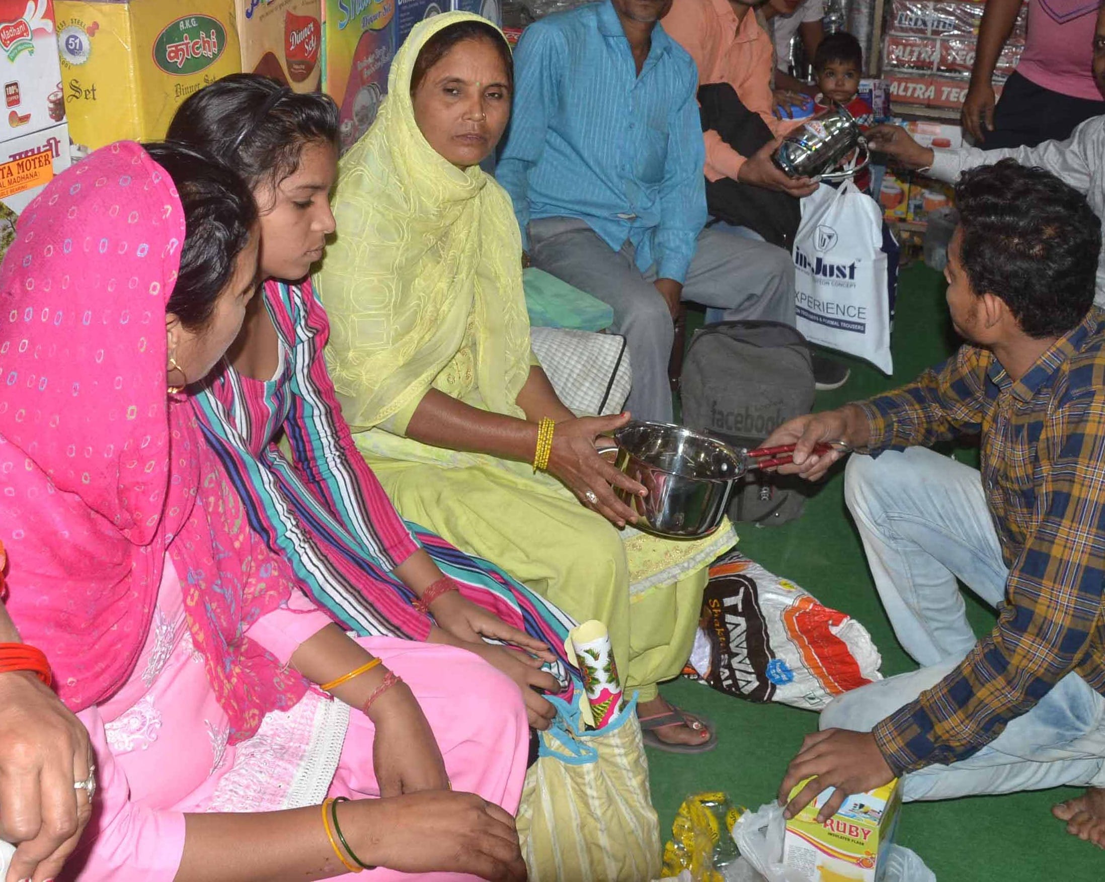 शामली दीपावली व धनतेरस पर बर्तनो की खरीदारी करती महिलाएं शामली दीपावली व धनतेरस पर बर्तनो की खरीदारी करती महिलाएं
