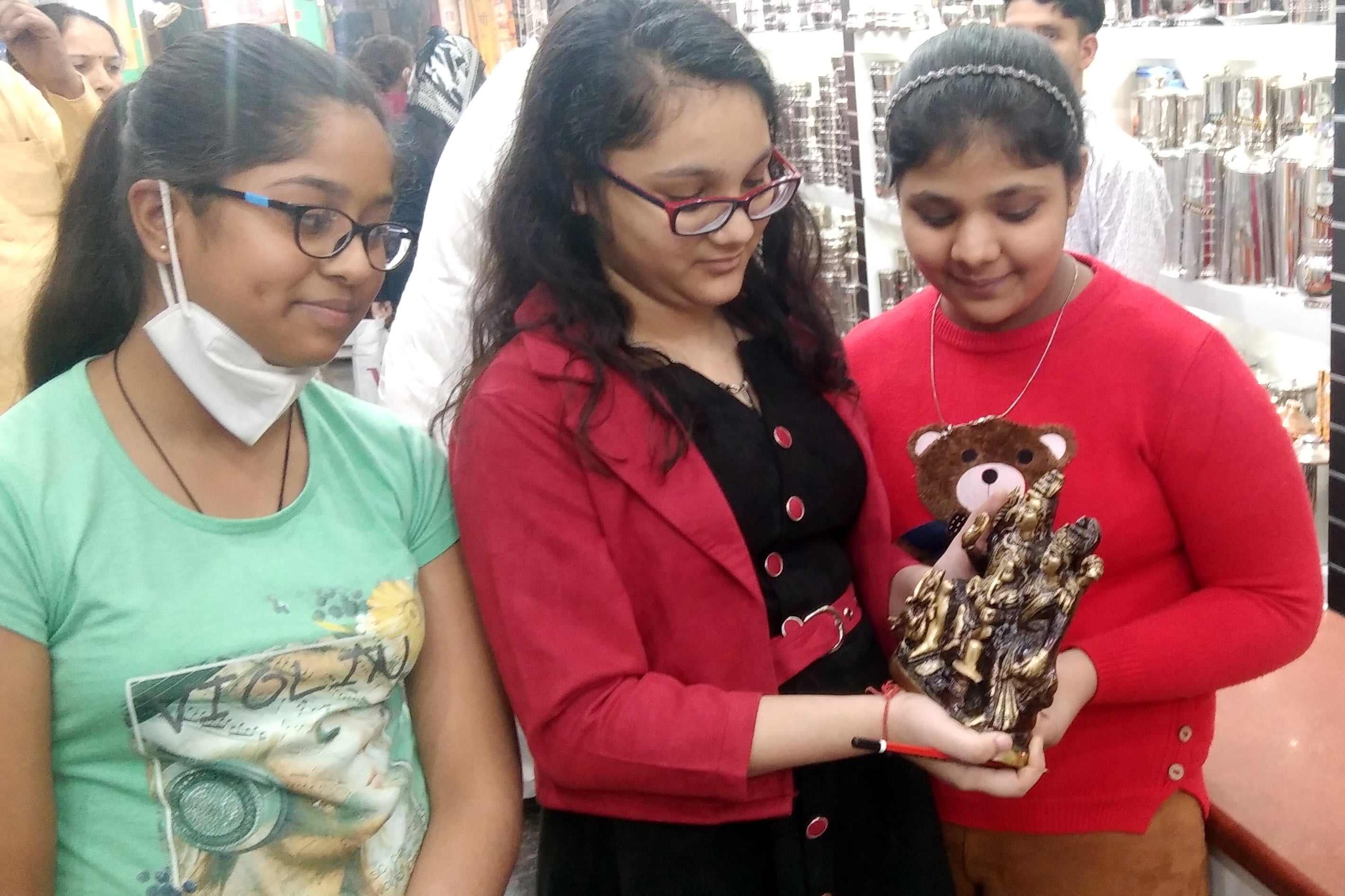 शामली में दीपावली पर राम दरबार की मुर्तियों की खरीदारी करती युवतियां। शामली में दीपावली पर राम दरबार की मुर्तियों की खरीदारी करती युवतियां।