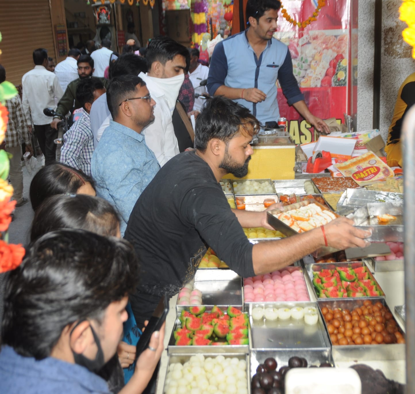 शामली में दीपावली पर मिठाई की खरीदारी करते लोग। शामली में दीपावली पर मिठाई की खरीदारी करते लोग।