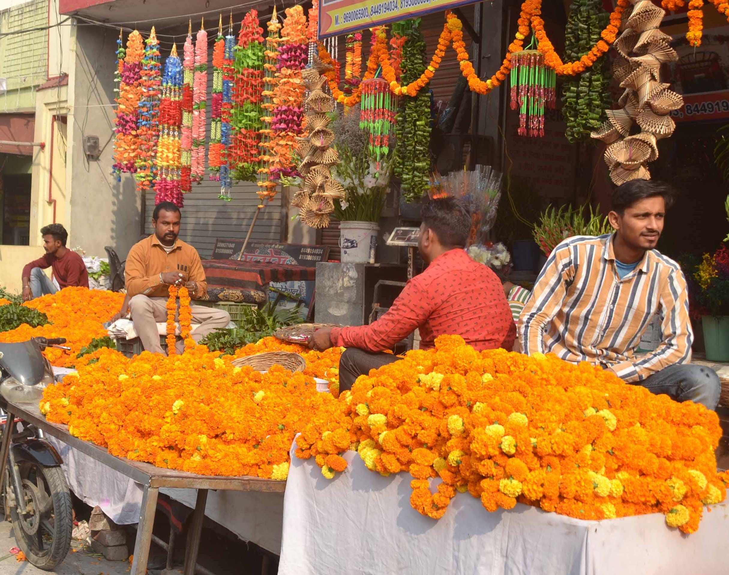 शामली में दीपावली पर फूल बेचते दुकानदार। शामली में दीपावली पर फूल बेचते दुकानदार।