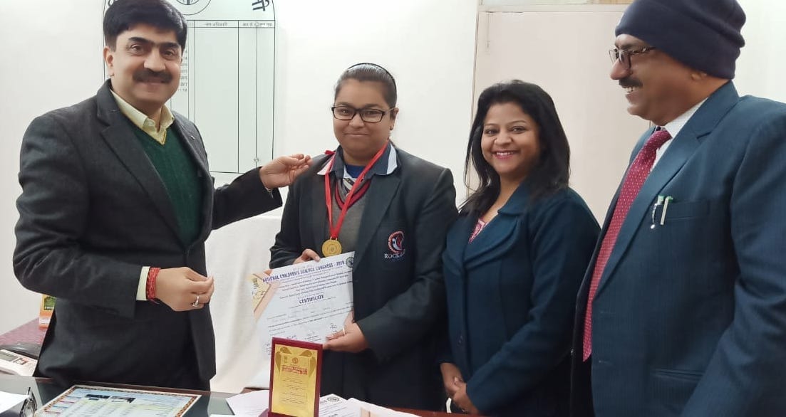 शामली की छात्रा खुशी तायल को सम्मानित करते तत्कालीन डीएम अखिलेश सिंह। फाइल फोटो शामली की छात्रा खुशी तायल को सम्मानित करते तत्कालीन डीएम अखिलेश सिंह। फाइल फोटो