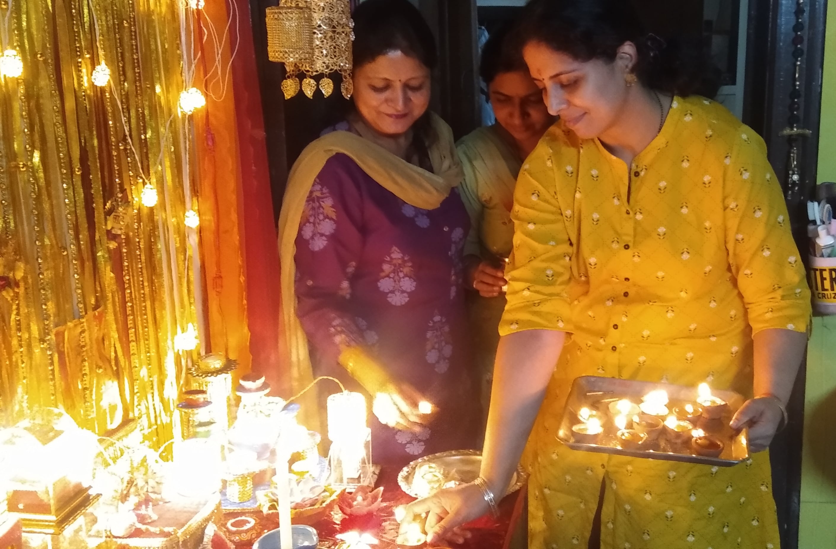 शामली दीपवाली में घर में दिये जलाती महिलाएं शामली दीपवाली में घर में दिये जलाती महिलाएं
