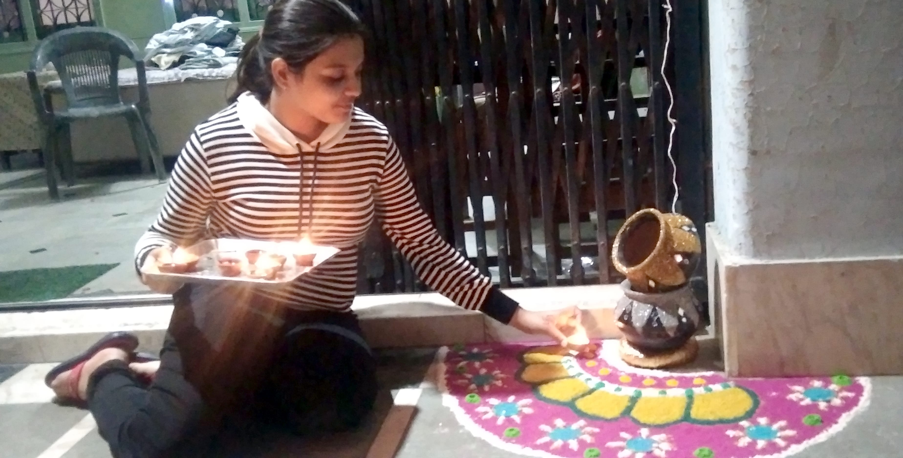 शामली दीपवाली में घर में दिये जलाती युवती शामली दीपवाली में घर में दिये जलाती युवती