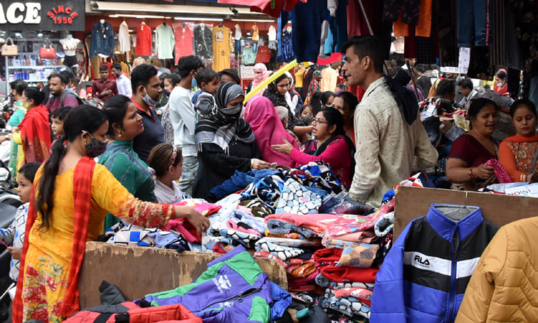 नेहरू मार्केट में दीपावली के लिये कपड़ो की खरीदारी खरीदारी करती महिलाएं नेहरू मार्केट में दीपावली के लिये कपड़ो की खरीदारी खरीदारी करती महिलाएं