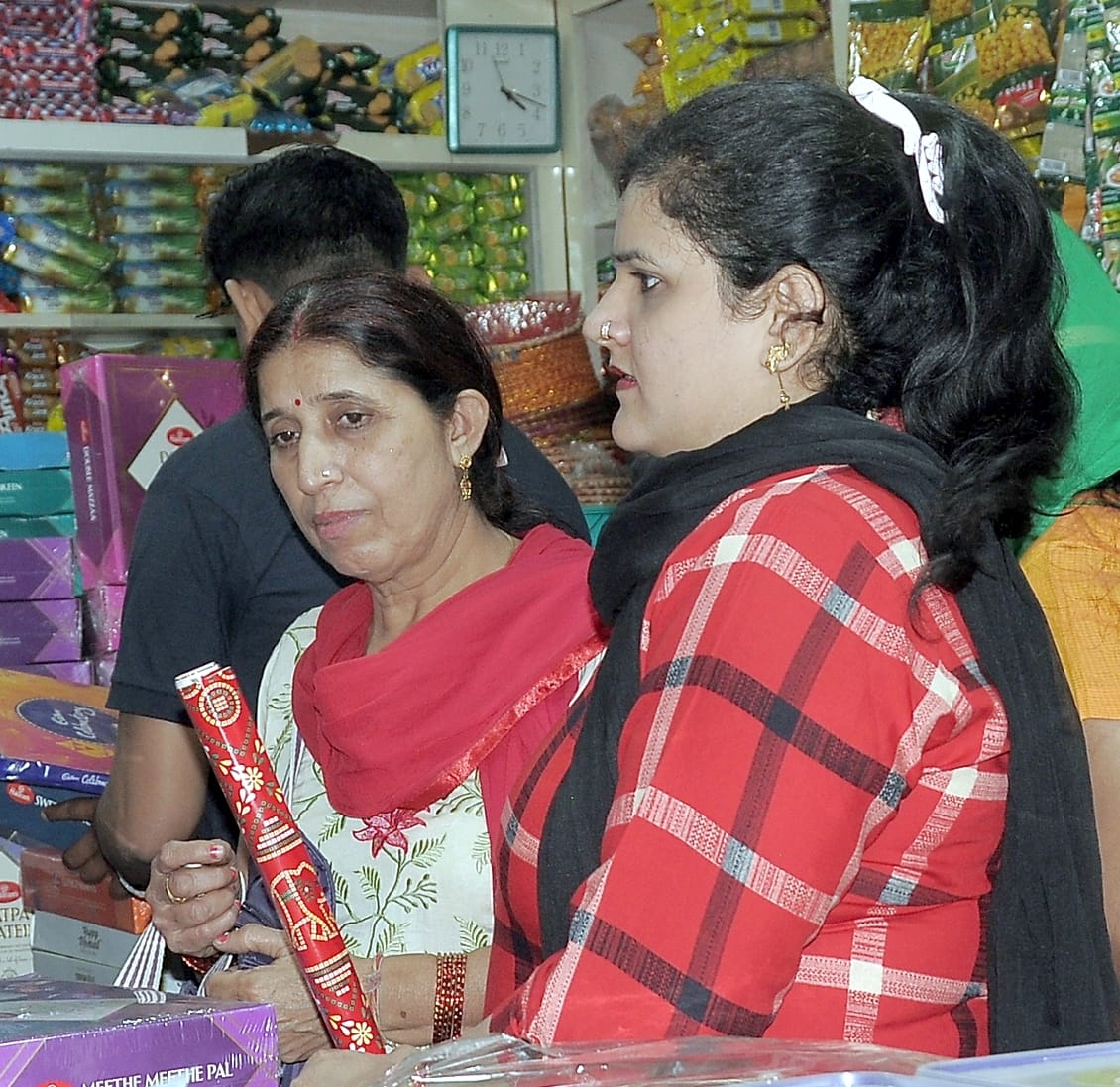 शामली दीपावली पर खरिदारी करती महिलाएं। शामली दीपावली पर खरिदारी करती महिलाएं।