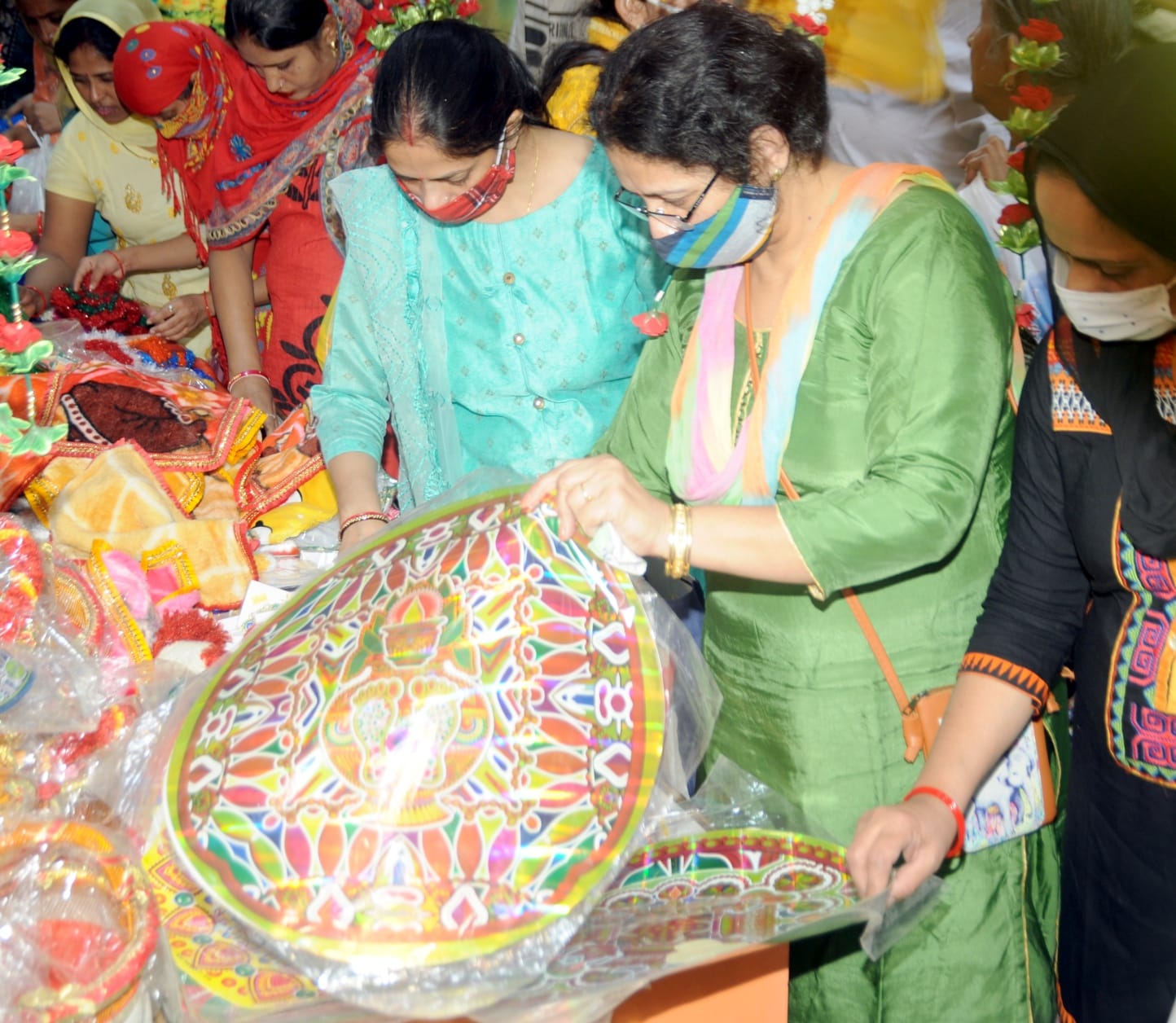 शामली में दीपावली पर खरीदारी करती महिलाएं। शामली में दीपावली पर खरीदारी करती महिलाएं।