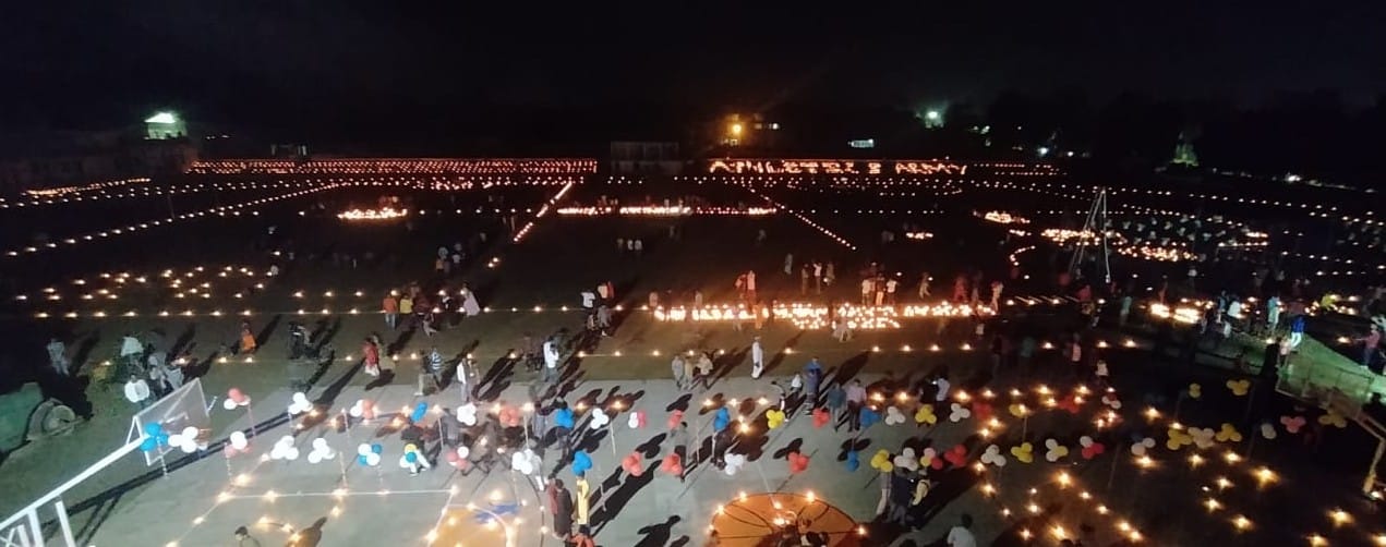 छोटी दीपावली पर्व पर दीपों से सजाया गया वीर लोरिक स्पोर्ट स्टेडियम। छोटी दीपावली पर्व पर दीपों से सजाया गया वीर लोरिक स्पोर्ट स्टेडियम।