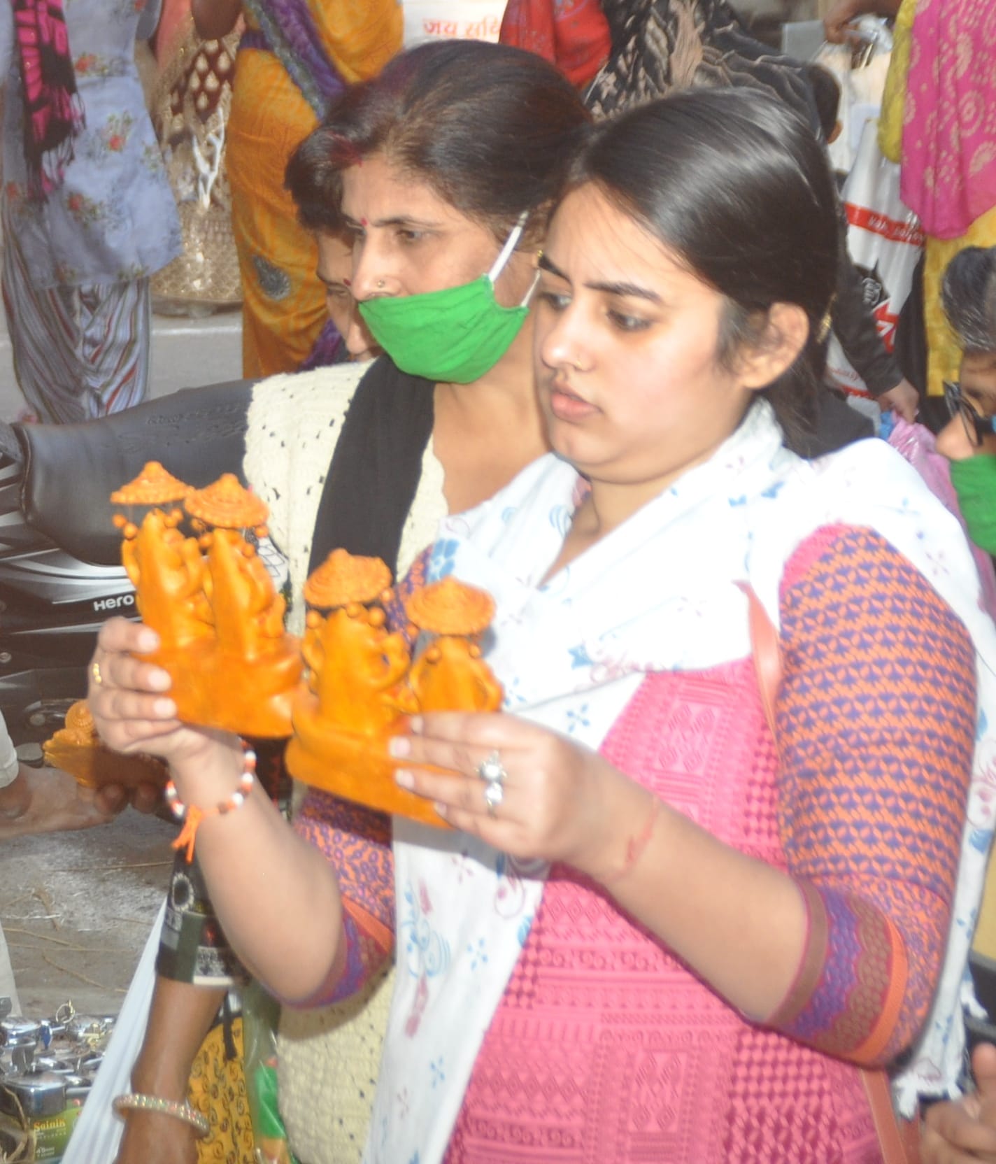 शामली में दीपावली पर खरीदारी करती युवतियां शामली में दीपावली पर खरीदारी करती युवतियां