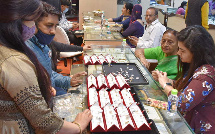 पाश्वनाथ प्लाजा पर धनतेरस सोने की खरीदारी करती महिलाएं पाश्वनाथ प्लाजा पर धनतेरस सोने की खरीदारी करती महिलाएं