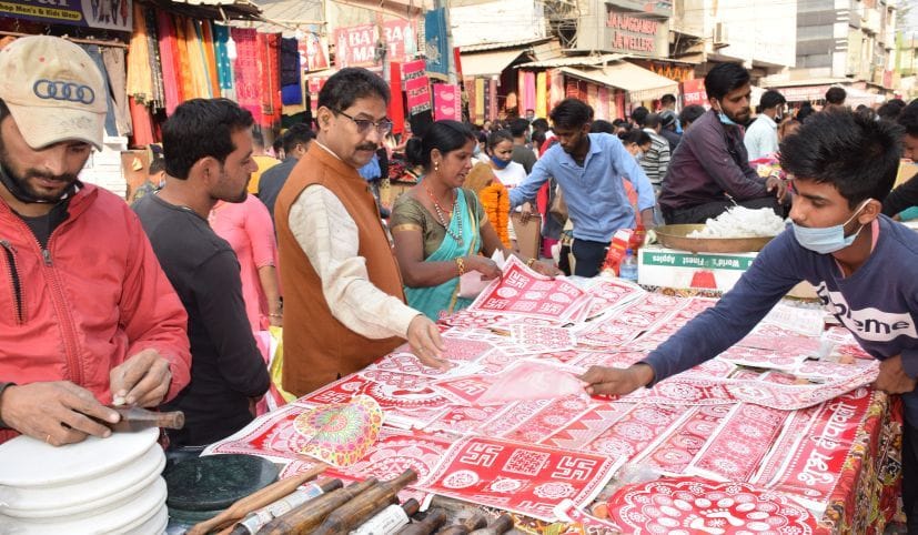 रुद्रपुर में पूजा सामग्री खरीदते लोग। रुद्रपुर में पूजा सामग्री खरीदते लोग।